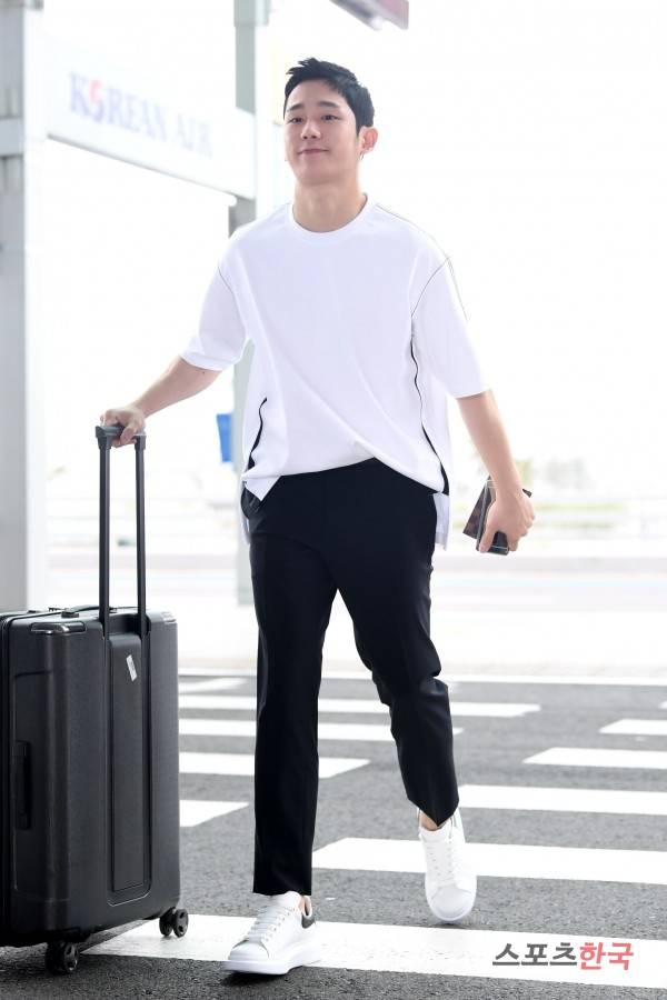 JTBC 드라마 '밥 잘 사주는 예쁜 누나' 포상휴가차 인천국제공항 제2여객터미널을 통해 일본 삿포로로 출국하고 있는 배우 정해인. 사진=장동규 기자 jk31@hankooki.com