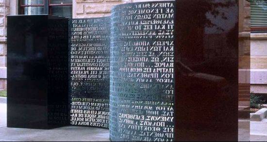 미국 버지니아주 미중앙정보국(CAI) 본부에 있는 조각상 '크립토스'. 4부분으로 이뤄진 암호문 중 1개는 아직 해독되지 않고 있다.[사진=유튜브 화면캡처]