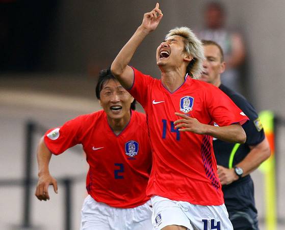 2006 독일월드컵 조별리그 1차전 토고와의 경기에서 프리킥으로 골을 터뜨렸던 이천수(14번). [중앙포토]