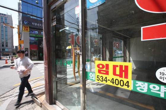 서울 서초구의 대표적 상가 밀집지역인 서초동 교대역 주변에 빈 가게가 늘어나고 있다. 소상공인시장진 흥공단 통계에 따르면 서초구는 전국에서 창업 대비 폐업하는 가게가 가장 많은 곳이다. [오종택 기자]