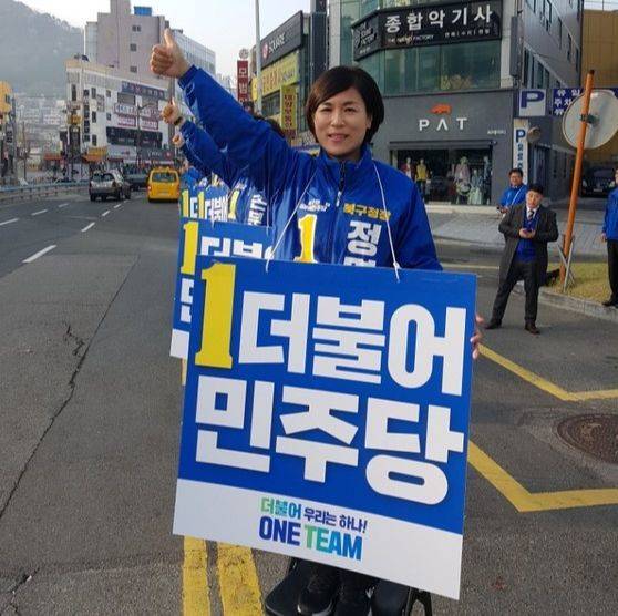 부산 북구청장에 출마한 민주당 정명희가 유세하고 있다. [사진 각 후보]