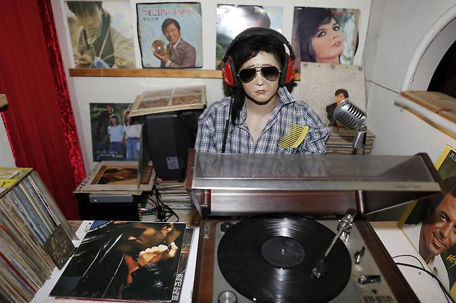 큰 도끼빗을 윗옷 주머니에 꽂은 DJ가 눈길을 끄는 추억의 음악다방. 담양 추억의 골목은 근현대 학교와 사회, 취미생활 등을 주제로 한 전시관 겸 영화 촬영장이다. ⓒ이돈삼