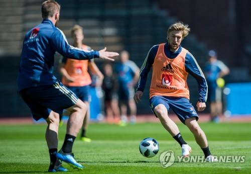 스웨덴 에밀 훠스버그(오른쪽)가 지난 25일 스웨덴 스톡홀롬에서 열린 축구대표팀 훈련에서 드리블하고 있다. [AFP=연합뉴스]