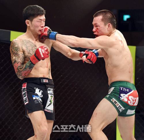 정한국(오른쪽)이 김재웅의 안면을 공격하고 있다. 이주상기자 rainbow@sportsseoul.com