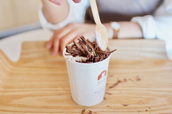 따뜻한 카페라떼 위에 3종류의 생초콜릿을 올린 '나마초코라떼'. 초콜릿이 천천히 녹으면서 마실수록 달콤해진다. [사진 루프앤드]