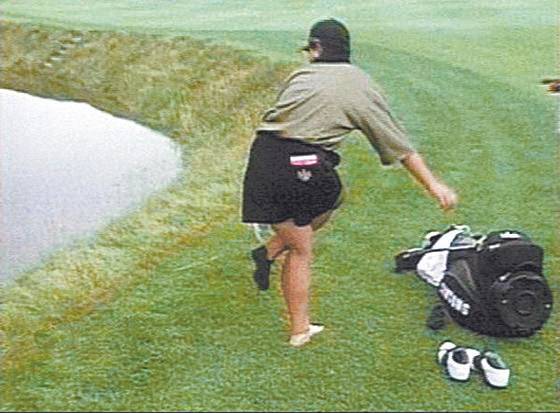 박세리는 연장전 18번 홀에서 공이 연못 경사지 러프에 빠져 위기를 맞았다가 기사회생했다. 양말을 벗는 박세리. 하얀 발이 두드러진다. [중앙포토]