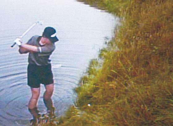 종아리까지 빠지는 물에 들어가 샷을 하고 있다. [중앙포토]
