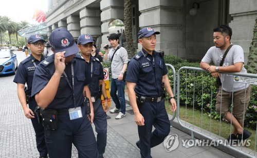 경계 강화된 싱가포르 북한 숙소 (싱가포르=연합뉴스) 한상균 기자 = 31일 오전 김창선 북한 국무위원회 부장이 묵고 있는 싱가포르 호텔에서 경찰이 순찰을 하고 있다. 전날까지 경찰 순찰은 없었다. 이날 오전 호텔측은 주변에 펜스를 설치했으나 이유를 설명하지는 않았다.       xyz@yna.co.kr