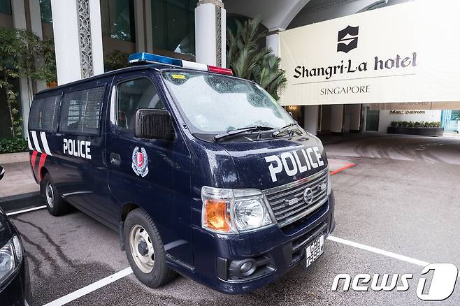 31일 내달 12일로 예정된 북미정상회담 개최 유력 후보지로 거론되는 싱가포르 샹그릴라 호텔에 현지 경찰차가 배치돼 있다. © News1 유승관 기자