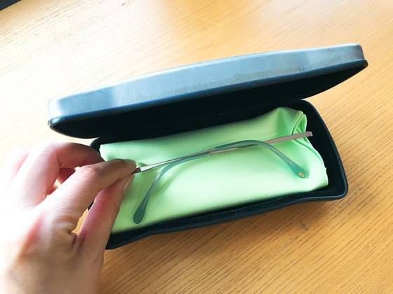 평소 선글라스를 보관할 때는 렌즈를 안경수건으로 감싸 하드케이스에 넣어 놓는 게 가장 좋은 방법이다.