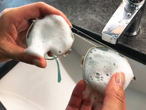 손으로 렌즈 안팎을 살살 비빈다.