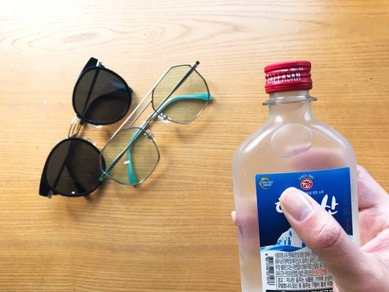 야외에서 선글라스를 닦을 땐 소주를 이용한다. 알코올 성분으로 손상 없이 기름기를 쉽게 제거할 수 있다.