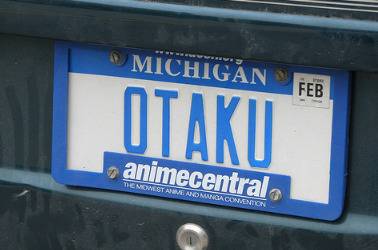 오타쿠라는 단어를 적어 넣은 미국 번호판.