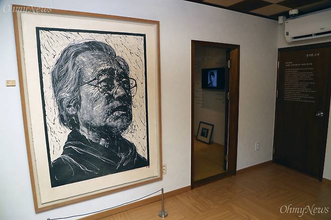 늦봄  문익환 목사 탄생 100주년 행사가 열린 1일 오후 서울 강북구 수유동 문 목사의 가옥 '통일의 집'에 문 목사 그림이 내걸려 있다.  ⓒ남소연