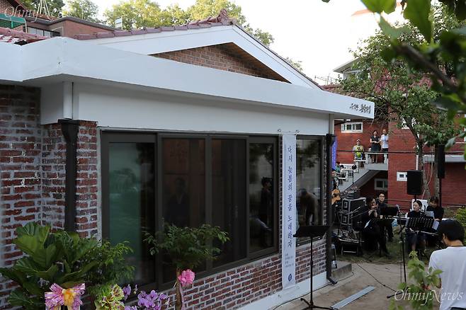 늦봄  문익환 목사 탄생 100주년 행사가 열린 1일 오후 서울 강북구 수유동 문 목사의 가옥 '통일의 집' 개관식 및 정원 콘서트가 열리고 있다.  ⓒ남소연