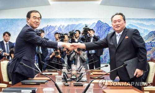 남북, 공동보도문 교환 후 악수 (판문점=연합뉴스) 조명균 통일부 장관과 리선권 조국평화통일위원회 위원장이 1일 오후 판문점 남측 평화의집에서 열린 '남북고위급회담'을 마친 뒤 공동보도문을 교환하며 악수하고 있다. 2018.6.1 [사진공동취재단]      scoop@yna.co.kr