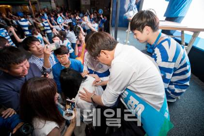 1일 이재명 민주당 경기지사 후보가 뒤돌아선 지지자의 등에 사인을 하고 있다. (사진=이 후보 캠프 제공)