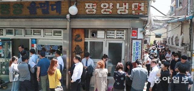 1일 점심시간 서울 마포구 평양냉면 전문점 을밀대에서 시민들이 길게 줄을 서 있다. ‘2018 남북 정상회담’ 만찬장에 등장한 ‘평양냉면’이 뜨거운 인기를 얻고 있다. 박영대 기자 sannae@donga.com