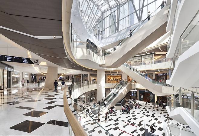 여의도 IFC몰은 지난달 시범 운영을 거쳐 6월부터 반려동물 동반 정책을 시행하고 있다.  IFC몰 제공