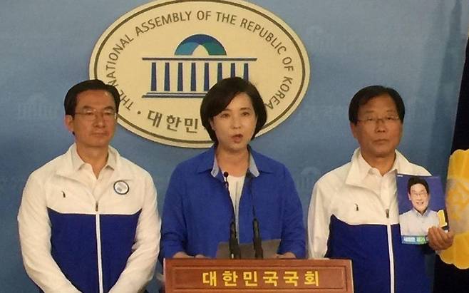 정성호·유은혜·윤후덕(왼쪽부터) 더불어민주당 의원이 3일 국회 정론관에서 기자회견을 하고 있다.