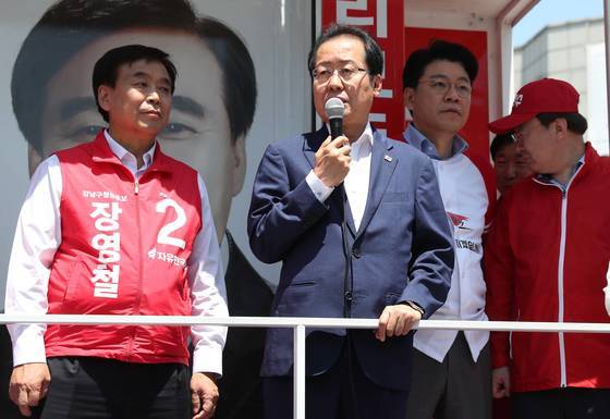 자유한국당 홍준표 대표가 2일 오전 서울 강남구 대치역 사거리에서 지원유세를 하고 있다. [연합뉴스]