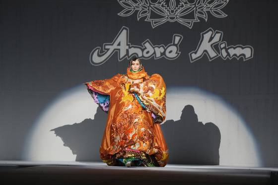 앙드레김 리마인드 패션쇼가 30일 용산 아이파크몰에서 유니세프 후원으로 열렸다. 고인이 별세하고 8년 만에 열리는 첫 번째 대규모 패션쇼였다.