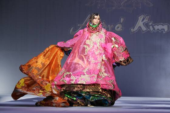 앙드레 김 패션쇼에서 빠질 수 없는 무대가 바로 7겹의 코트 퍼포먼스다. 시스루 소재의 서로 다른 컬러 코트를 하나씩 벗어던지는 과정을 통해 한과 슬픔을 해탈해나가는 한국인의 정서를 표현했다. 이번 무대에선 모델 박영선이 아름다운 무대를 펼쳤다.