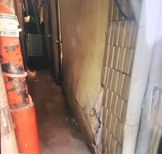 건물 세입자 정 모 씨가 최근 촬영해 용산구청에 제출했다는 사진. 벽에 금이 가고 튀어나와 있다. [연합뉴스]