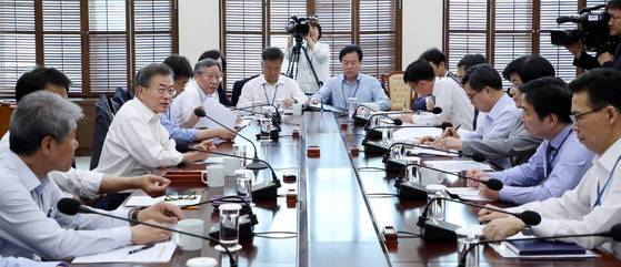 문재인 대통령이 5월 29일 오후 청와대 여민1관 소회의실에서 김동연 경제부총리를 비롯한 경제 관련 부처 장관들이 참석한 가운데 가계소득 동향 점검회의를 주재하고 있다. [사진=청와대 제공]
