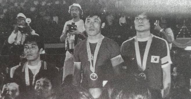 ▲ 한국과 북한은 1978년 방콕 아시아경기대회 축구 결승전에서 연장 접전 끝에 0-0으로 비겨 공동 우승했다. 시상대에 나란히 선 남북 주장 김호곤(오른쪽)과 김정만. 한국 우승 멤버는 GK 김황호 조병득 FB 조영증 박성화 최종덕 김희태 MF 조광래 신현호 이강조 박상인 이영무 김성남·강남 쌍둥이 형제(김정남 전 월드컵 대표 팀 감독 동생) FW 차범근 허정무 등이다. 김황호와 조영증은 뒷날 메이저리그 사커(MLS)의 전신인 NASL에 진출했다. ⓒ대한체육회