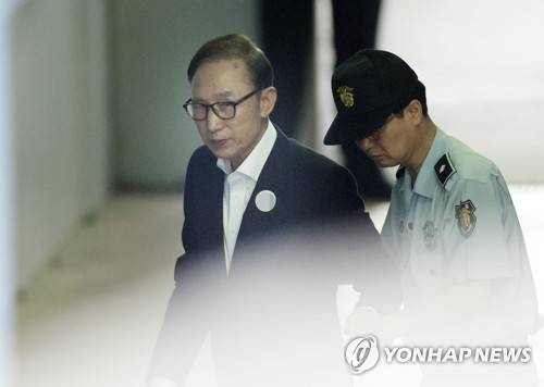 법정 향하는 이명박 전 대통령 (서울=연합뉴스) 윤동진 기자 = 110억원대 뇌물수수와 350억원대 다스 횡령 등 혐의로 구속기소 된 이명박 전 대통령이 4일 오전 서초구 서울중앙지방법원에서 열린 2회 공판 출석을 위해 호송차에 내려 법정으로 향하고 있다. 2018.6.4      mon@yna.co.kr