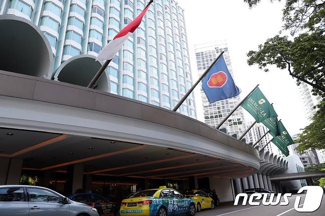 싱가포르 정부가 6·12 북미정상회담을 앞두고 '특별행사구역'(special event area)으로 지정한 샹그릴라 호텔의 5일 모습. 아직은 특별한 경비 강화의 모습은 보이지 않고 있다. 오는 10~14일 '특별행사구역'으로 지정된 샹그릴라 호텔은 외부인과 차량 출입, 깃발·현수막 반입 등이 제한되고 경찰에 의한 불심 검문이 이뤄진다. 당초 회담장 후보로 거론됐던 센토사 섬 내 카펠라 호텔이나 풀러튼 호텔 등은 특별행사구역에 포함되지 않아 샹그릴라 호텔이 회담장소로 유력하지만 특별행사구역 추가 지정 가능성도 있다. 2018.6.5/뉴스1 © News1 성도현 기자