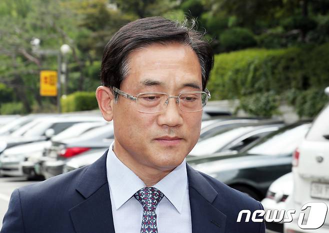 구은수 전 서울지방경찰청장이 5일 오후 서울 서초구 중앙지법에서 열린 '백남기 농민 사건' 관련 업무상과실치사 등 선고공판에서 무죄를 선고 받은 후 법정을 나서고 있다. 2018.6.5/뉴스1 © News1 이재명 기자