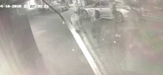 지난 4월 10일 대구 동구 불로동 한 도로가에서 20~30대 청년들과 50대 남녀가 서로 폭행하는 장면이 담긴 폐쇄회로TV 영상 캡쳐. [사진 대구경찰청]