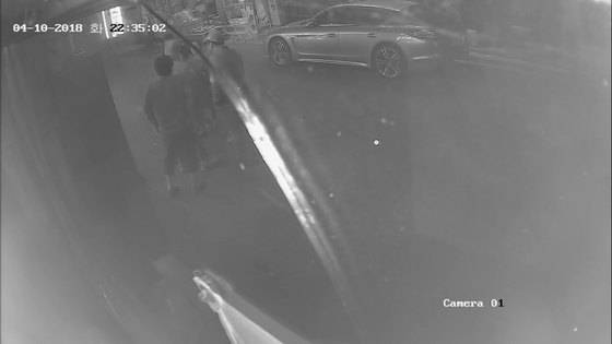 지난 4월 10일 대구 동구 불로동 한 도로에서 20~30대 청년과 50대 남녀간 벌어진 폭행 사건이 담긴 폐쇄회로TV 영상 캡쳐. [사진 대구경찰청]