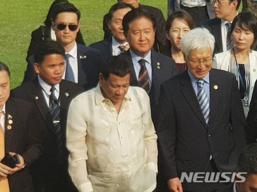 【서울=뉴시스】김성진 기자 = 로드리고 두테르테 필리핀 대통령(왼쪽)이 5일 오후 국방부 청사에서 전제국 방위사업청장(오른쪽)과 서주석 국방부 차관(가운데)과 이야기를 나누고 있다. 두테르테 대통령은 이날 국방부 연병장에서 수리온 헬기에 직접 탑승하고, 소총·기관총과 함께 순항미사일, 경어뢰, 유도폭타 등 각종 무기체계에 대해 방산 관계자로부터 설명을 들었다. 2018.06.05.ksj87@newsis.com