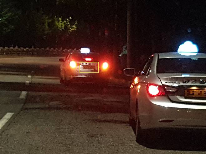 한적한 도로에서 손님을 기다리는 택시. 앞에 서 있는 택시의 번호판 등은 모두 꺼져 있었다. ⓒ채경민