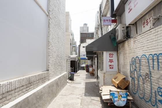 갤러리아 백화점 바로 맞은편 골목에 자리한 만두집. 무심하고 심플한 작은 간판 때문에 처음 찾는 사람은 골목 앞에서 헤매기 쉽다.