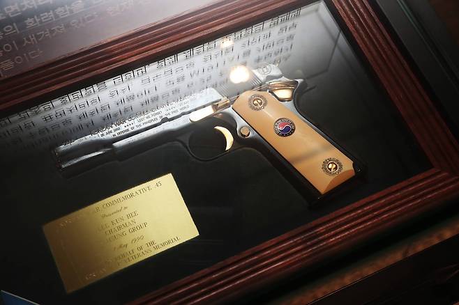 6·25전쟁기념 한정판 M1911A1. COLT사가 아닌 미국의 오토 오드넌스에서 제작된 한정판 총기. 보관함의 명패에 이건희 삼성 회장의 이름이 새겨져있다. 전시된 총기는 2천여점 한정으로 제작된 한정판 중 2번째로 제작된 제품이다. 그동안 알려지지 않은 콜트(Colt) 권총에 대한 이야기를 관련 유물 40여 점과 함께 재미있게 풀어낸 이 전시는 오는 8월 26일까지 관람할 수 있다. 우상조 기자