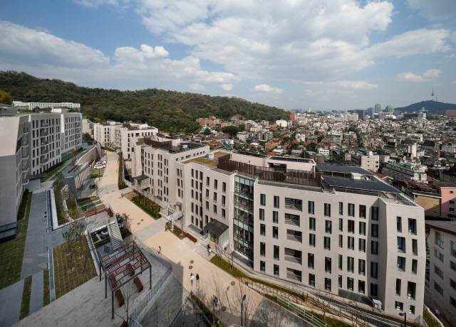 이화여대 E-House는 주변 캠퍼스 건물, 산, 저층 주거지와 조화를 이루는 모습으로 설계됐다. /사진제공=dmp건축사사무소, 윤준환 사진작가