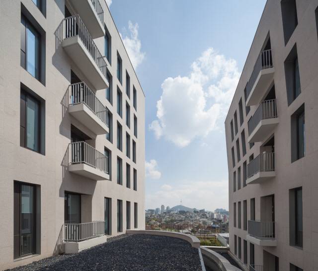 단지 건물들 사이로 통경축이 확보돼 멀리 남산까지 조망이 가능하다. /사진제공=dmp건축사사무소, 윤준환 사진작가