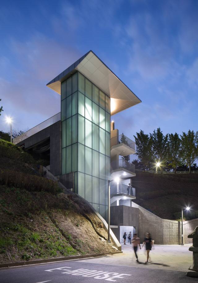 기숙사 진입로의 엘리베이터 건물은 외부로 통하는 통로이자 밝은 조명으로 시설의 보안을 강화하는 기능을 한다. /사진제공=dmp건축사사무소, 윤준환 사진작가