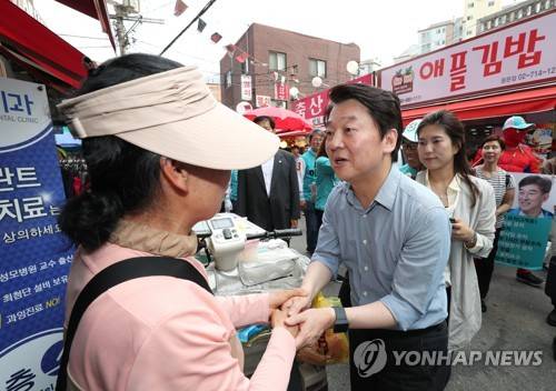 '재래시장에서 표심 공략' (서울=연합뉴스) 김주형 기자 = 바른미래당 안철수 서울시장 후보가 5일 오후 서울 용산구 용문시장을 방문해 상인들을 만나고 있다. 2018.6.5       kjhpress@yna.co.kr