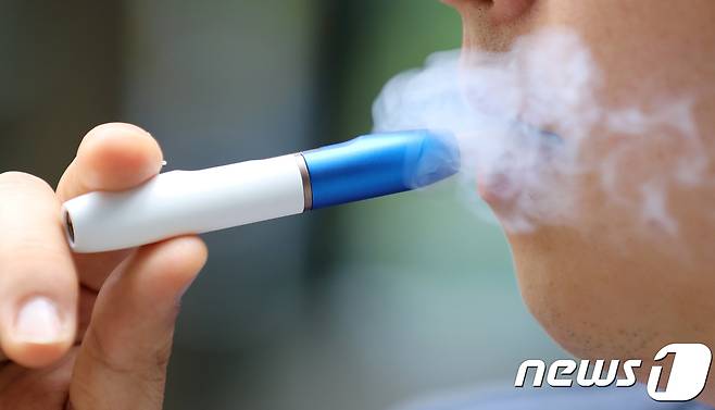 7일 오전 서울 시내의 한 거리에서 시민들이 궐련형 전자담배를 피고 있다. © News1 이재명 기자