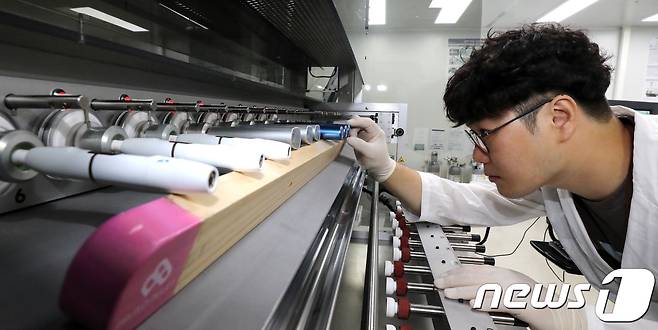 식품의약품안전처 연구원이 7일 충북 청주시 식약처에서 궐련형 전자담배 배출물 포집장치로 유해물질 등을 포집하고 있다. © News1 장수영 기자