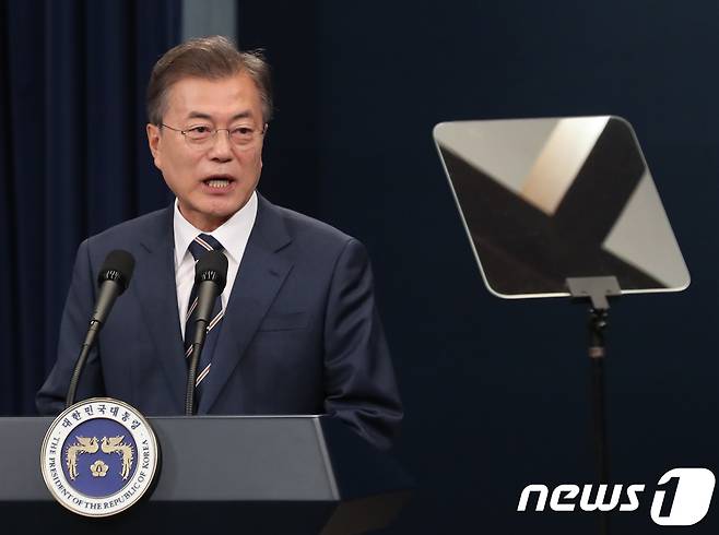 문재인 대통령은 지난달 27일  제2차 남북 정상회담 결과 발표 기자회견에서 "북미정상회담이 성공할 경우 남북미 정상회담을 통해 종전선언이 추진됐으면 좋겠다는 기대를 하고 있다"며 3자 종전선언에 대한 의지를 드러낸 바 있다. 2018.5.27/뉴스1 © News1 송원영 기자