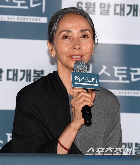 영화 '허스토리'의 언론시사회가 7일 롯데시네마 건대입구에서 열렸다. 문숙이 인사말을 하고 있다.  영화 '허스토리'는 1992년부터 1998년까지 6년 동안 오직 본인들만의 노력으로 일본 정부에 당당히 맞선 할머니들과 그들을 위해 함께 싸웠던 사람들의 뜨거운 이야기로, 당시 일본 열도를 발칵 뒤집을 만큼 유의미한 결과를 이뤄냈음에도 지금껏 제대로 알려지지 않았던 '관부 재판' 실화를 소재로 한 작품이다.  허상욱 기자 wook@sportschosun.com/2018.06.07/