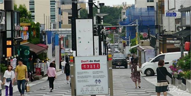 제주시 연동 누웨모루 거리를 오가는 시민들. (사진=이인 기자)