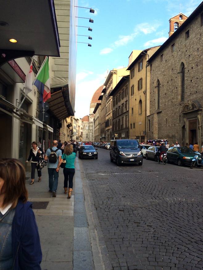 아스팔트가 아니라 육면체 돌을 촘촘히 박아넣은 형태다. 이런 도로 역시 옛 모습 그대로 유지하고 있다. ⓒ박기철