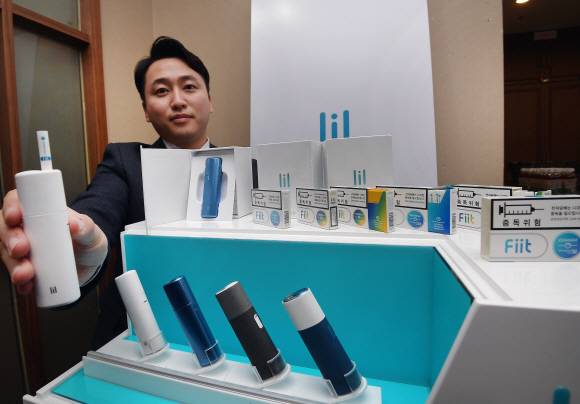 - 담배업체 KT&G가 7일 오전 서울 중구 프레스센터 프레스클럽에서 차세대 궐련형 전자담배 ‘릴’ 을 선보이고 있다. 2017.11.7 이호정 전문기자 hojeong@seoul.co.kr - 담배업체 KT&G가 7일 오전 서울 중구 프레스센터 프레스클럽에서 차세대 궐련형 전자담배 ‘릴’ 을 선보이고 있다. 2017.11.7 이호정 전문기자 hojeong@seoul.co.kr